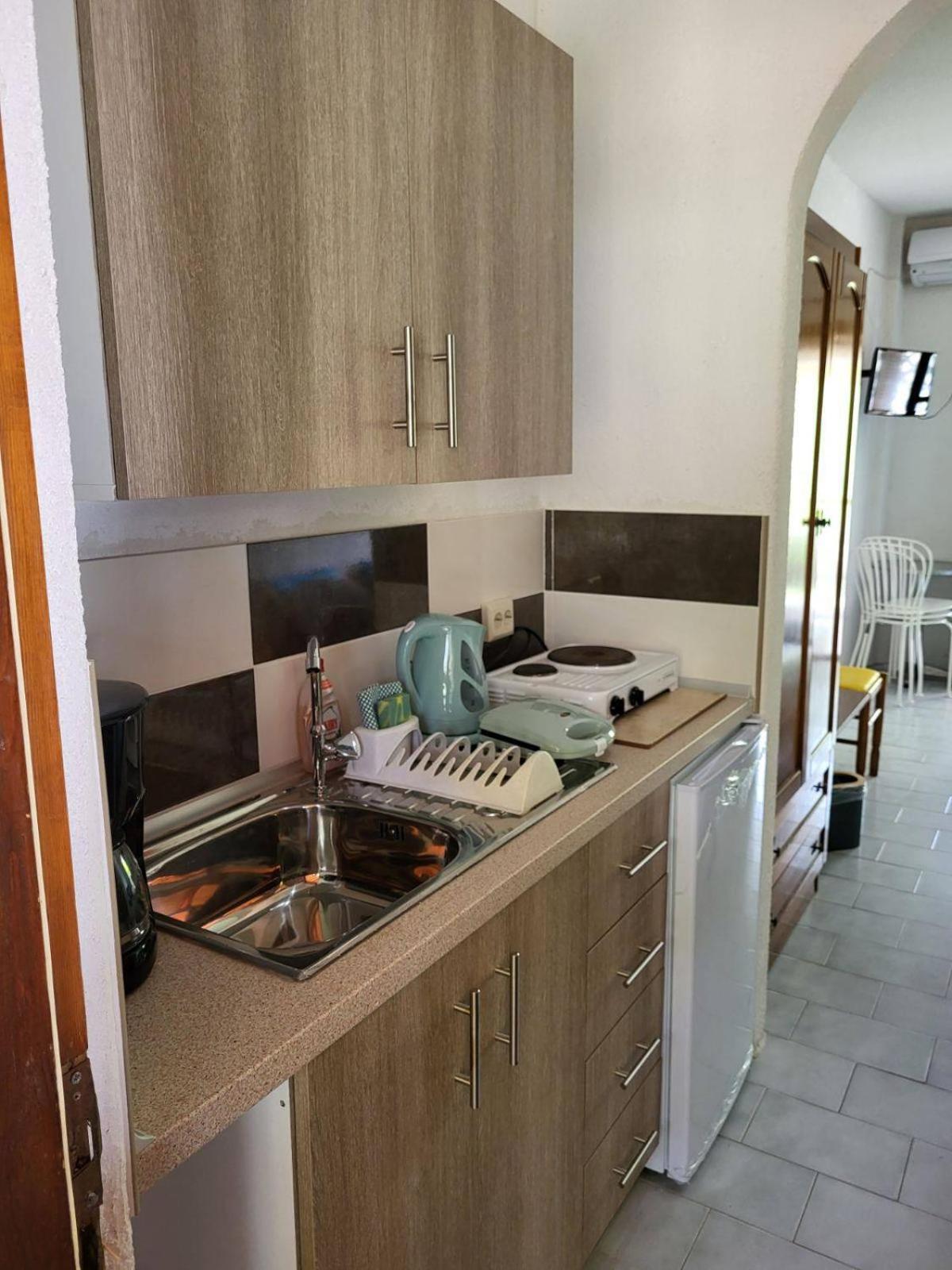 Hotel Agni -Enoikiazomena Diamerizmata Kallithea  Экстерьер фото